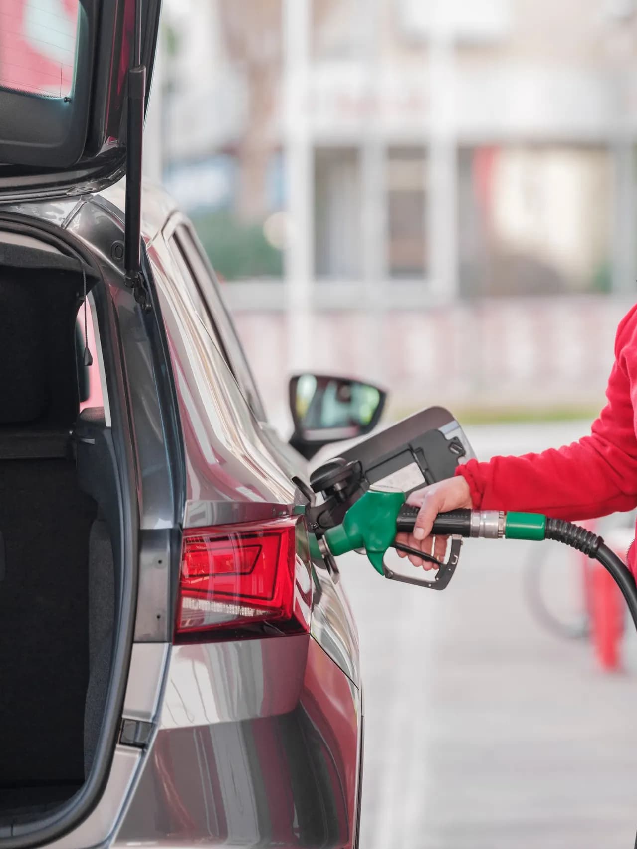Pistolet de carburant E85 vert dans la trappe d'un véhicule