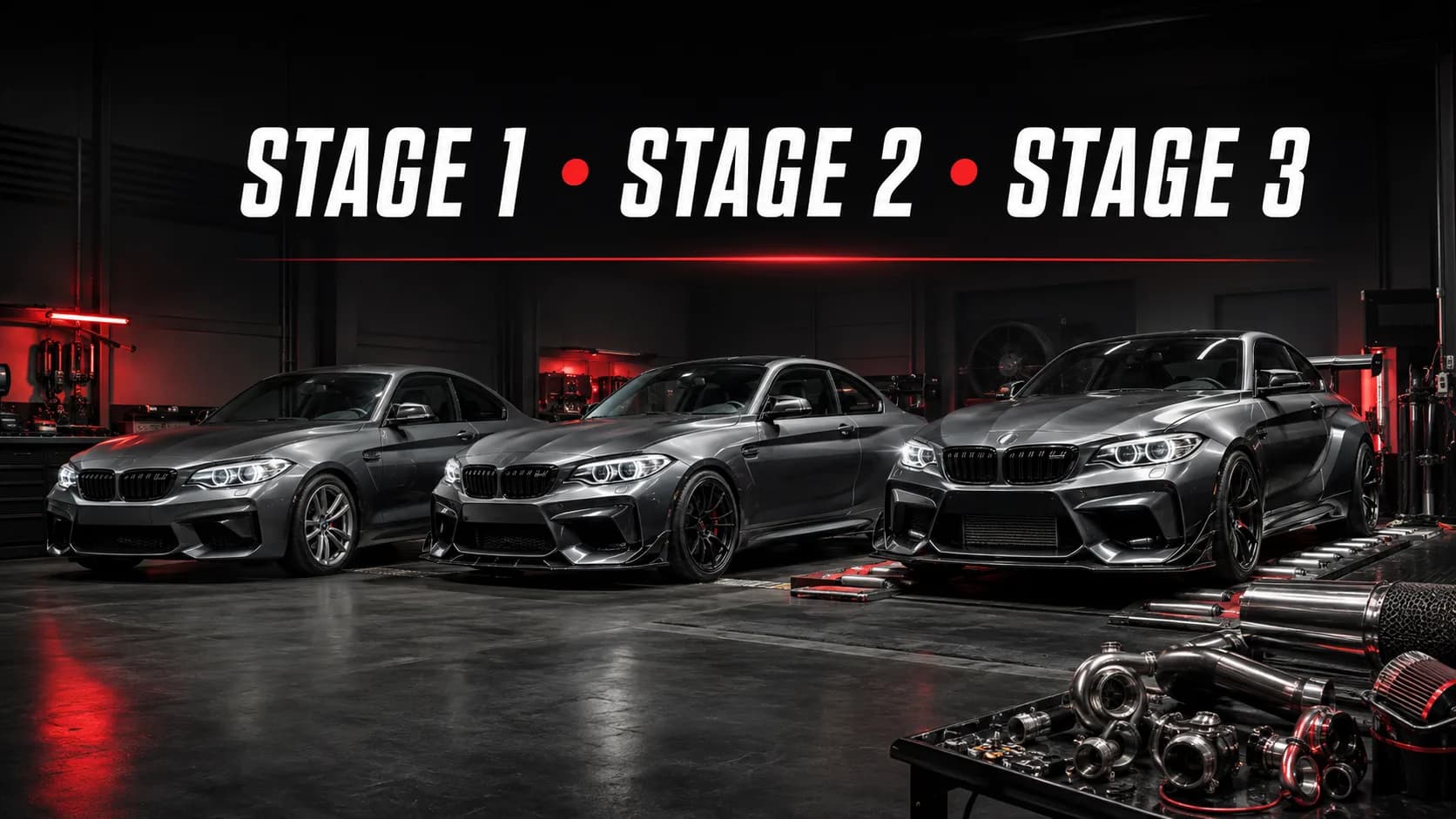Trois voitures sportives grises illustrant les différences entre les préparations Stage 1, Stage 2 et Stage 3 dans un atelier automobile.